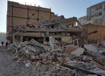Число жертв землетрясения в Иране перевалило за полтысячи человек