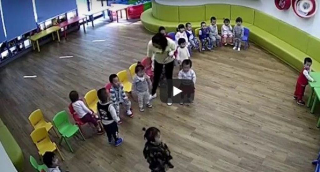 Батьки побили виховательку-садистку і змусили її просити пробачення на колінах