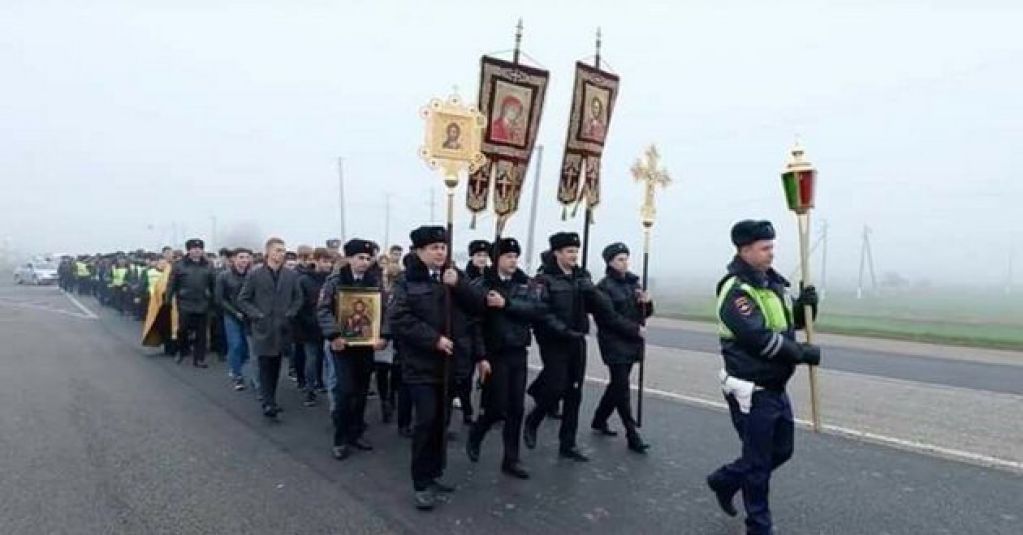 Дорога в никуда: соцсети позабавил крестный ход в России против аварий