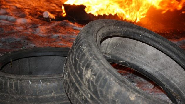 Киев в огне: АТОшники подожгли шины под дворцом Порошенко. ВИДЕО