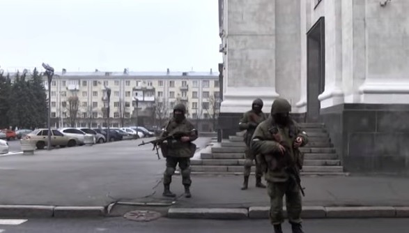 Очередной передел власти? В центре Луганска появились вооруженные люди