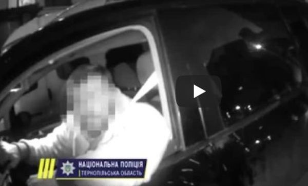 "Схватил за волосы и тащил": в Тернополе депутат избил женщину-полицейского