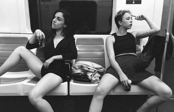 Массово раздвигают ноги: Instagram покорил новый женский фототренд