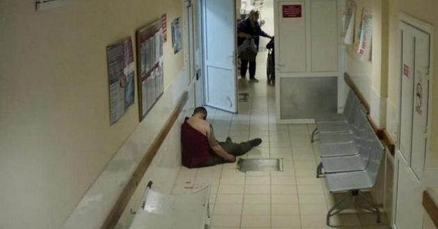 Окровавленный пациент в течение получаса умирал на полу коридора клиники. ВИДЕО