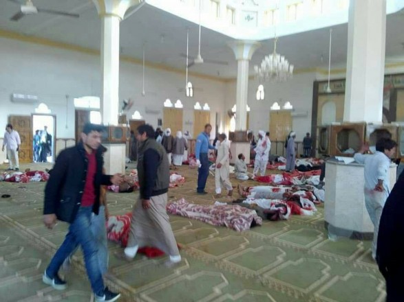 В результате нападения террористов на мечеть в Египте погибли как минимум 85 человек