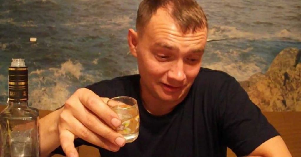 Видео: пьяный россиянин три часа дрался с дверью