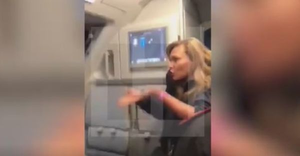 "Руки убери, прыщавый!" Агрессивная пассажирка самолета подралась с полицией
