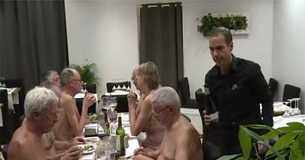 В сети появилось видео из парижского ресторана для нудистов