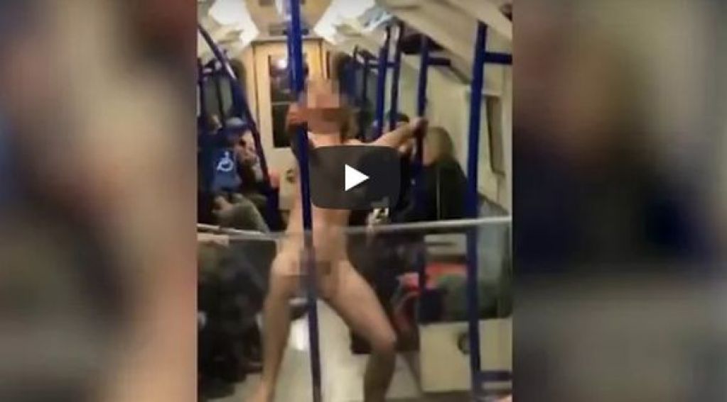 В метро сняли голого танцора