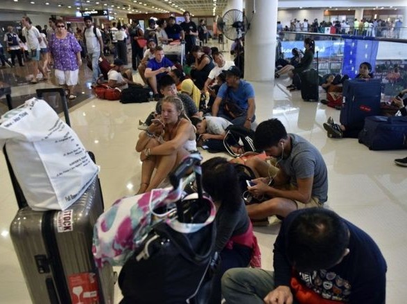 Около 59 000 пассажиров застряли в аэропорту на Бали, который закрыт будет еще сутки