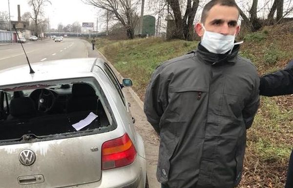 В Киеве мужчина бегал голым по улице и плевался в патрульных