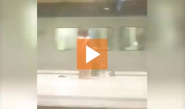 Очевидцы сняли на видео голую пару, занимающуюся сексом в метро