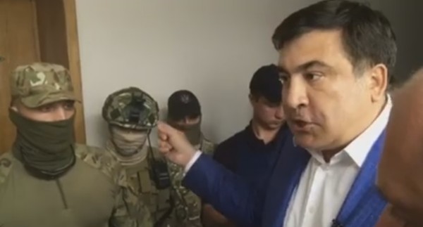 Саакашвили пожаловался на обыски и рассказал, что припрятал в шкафу и в холодильнике