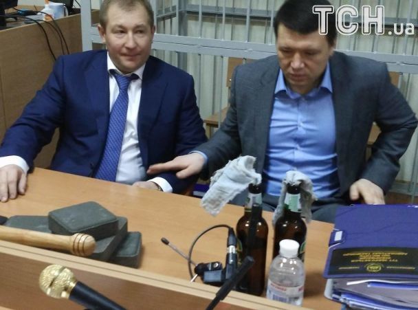 Адвокат Януковича принес в суд опасные предметы и сорвал заседание. ФОТО