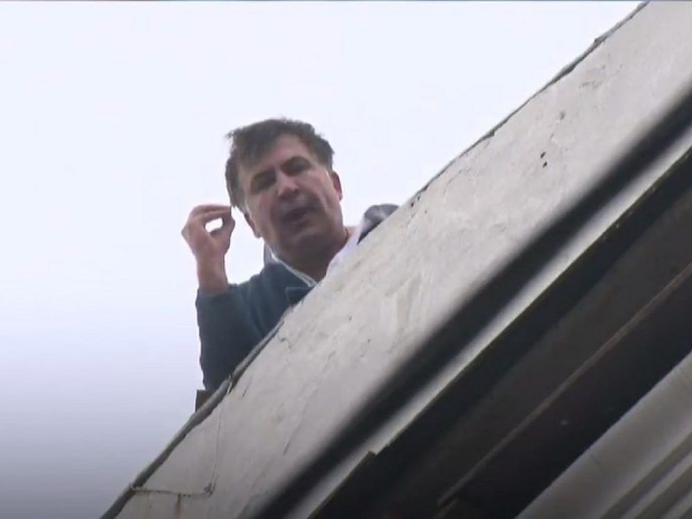 Силовики заломили руки Саакашвили и увели с крыши дома