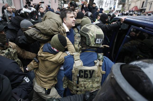 Активисты разгромили автобус и отбили Саакашвили у силовиков