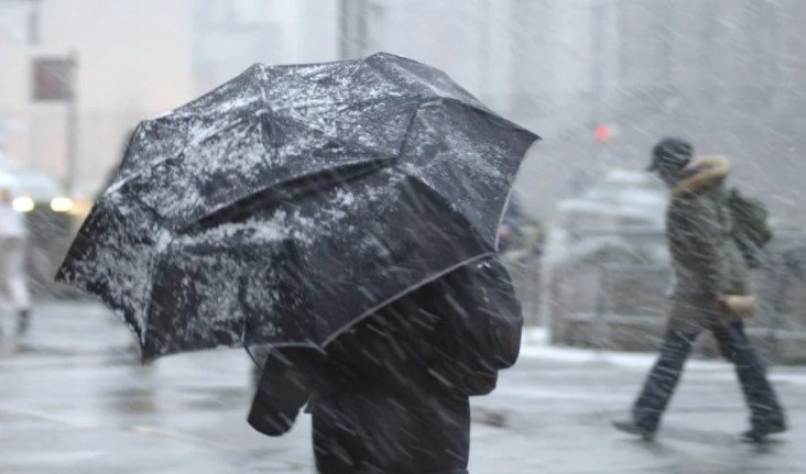 Зима не радує: коли Україну накриють дощі і пронизливий вітер
