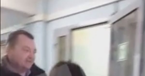 Видео: разъяренный мужчина избил учительницу и адвоката прямо в школе