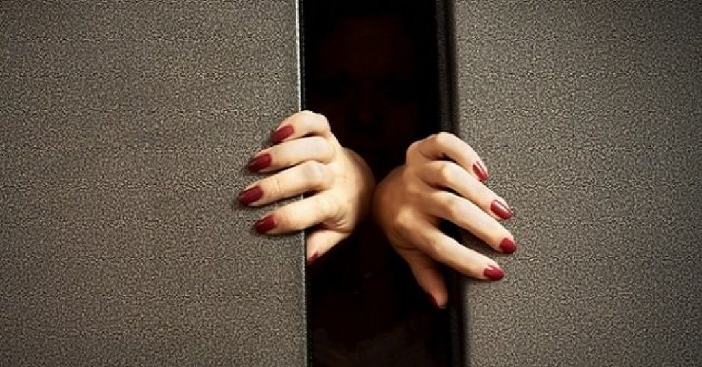 Если бы не скрытая камера, никто бы не поверил, что творится в лифте