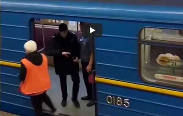 В Киеве обнаженный мужчина захватил поезд метро