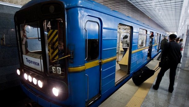 В Киевском метро распоясался эксгибиционист. ВИДЕО 18+
