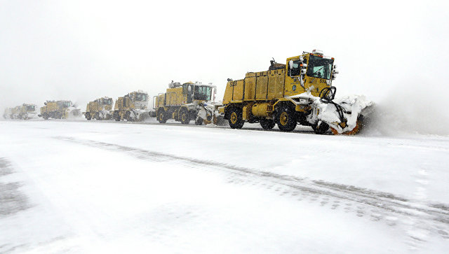 Торонто засыпало снегом: в аэропорту отменены более 400 авиарейсов