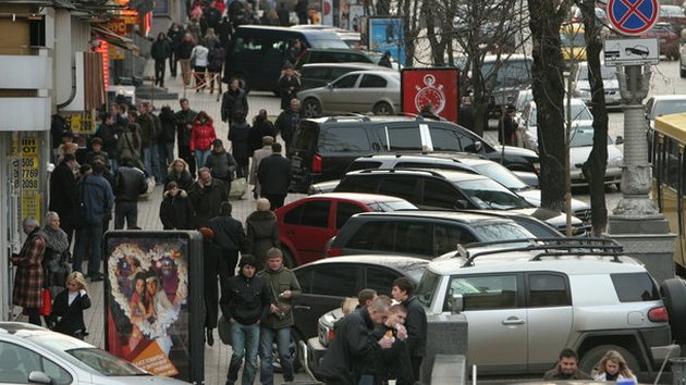 В Киеве прохожие «нежно» проучили наглого героя парковки. ФОТО