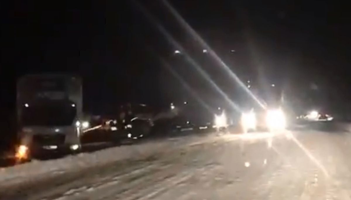 На трассе Киев-Одесса ночью из-за непогоды застряли около 800 грузовиков. ВИДЕО