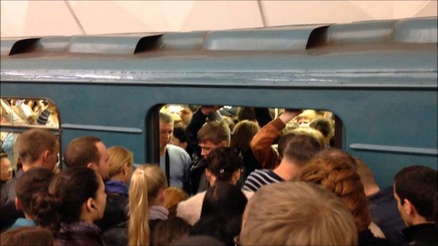 В киевском метрополитене курьезно решили проблему недостачи жетонов