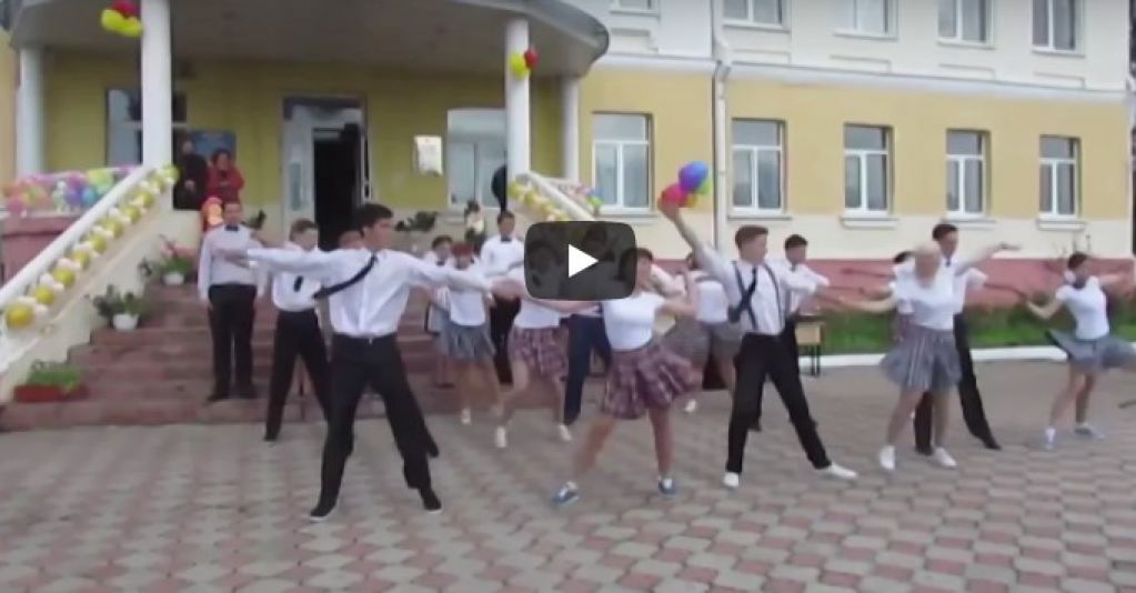 Зажигательный танец выпускников и бесподобная учительница! Вот как нужно праздновать выпускной