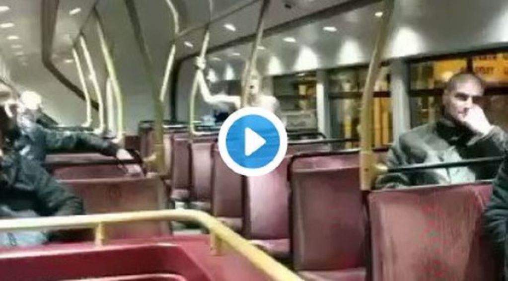 Нетерпеливую парочку, занявшуюся сексом в автобусе, сняли на видео