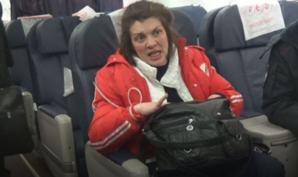 В России авиадебоширка показала стриптиз