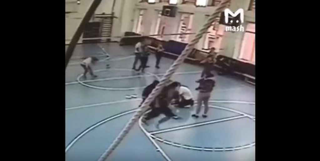 Гибель школьницы на уроке физкультуры попала на видео