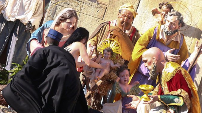 Активистка Femen обнажила грудь и попыталась украсть младенца Иисуса. ФОТО