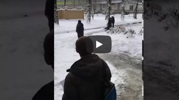 В России борец отработал на девушке прием, бросив ее головой в снег