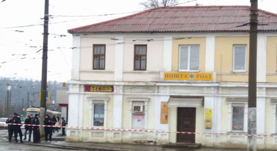 В Харькове неизвестный со взрывчаткой захватил отделение "Укрпочты", внутри есть люди