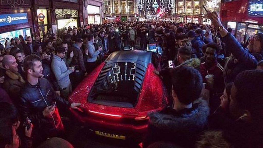 Русская студентка шокировала лондонцев Lamborghini, покрытым стразами Swarovski
