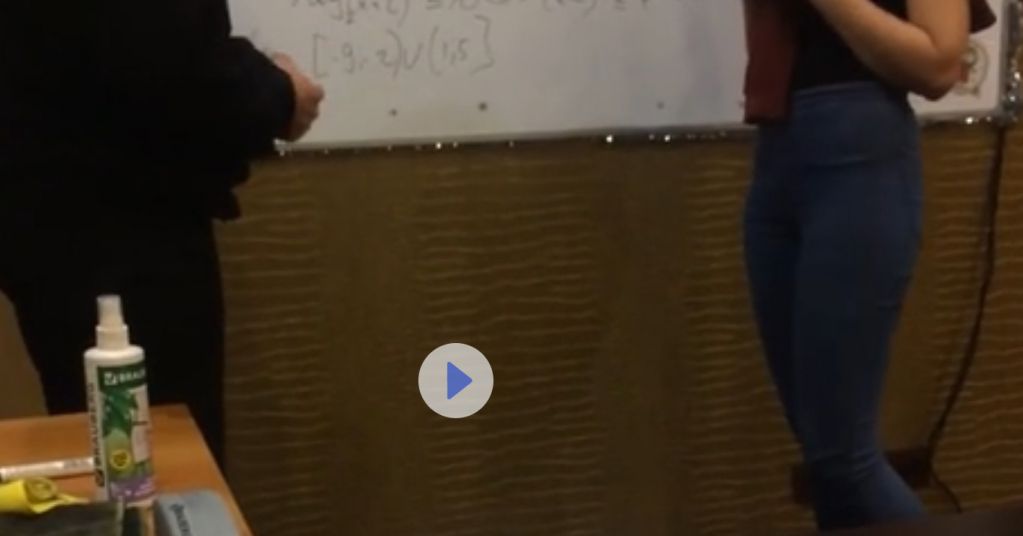 Школьница сделала предложение преподавателю на уроке