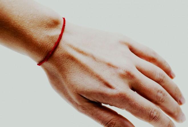 Пять фактов о красной нити на руке, о которых вы не догадывались