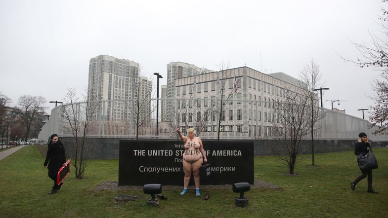 Активистка Femen засветила «большую кнопку» перед посольством США. ФОТО