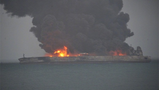 У берегов Китая при столкновении с кораблем загорелся нефтяной танкер: впечатляющие ФОТО