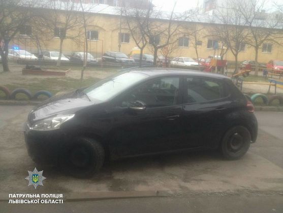 ДТП во Львове: патрульного, пытавшегося остановить нарушительницу, «провезли» на капоте Peugeot 