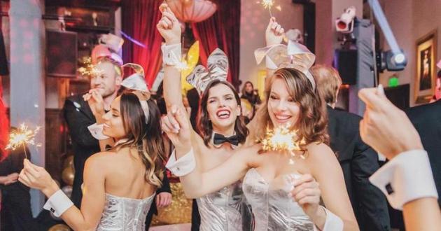 Голые и с шампанским: как Playboy горячо отметил Новый год