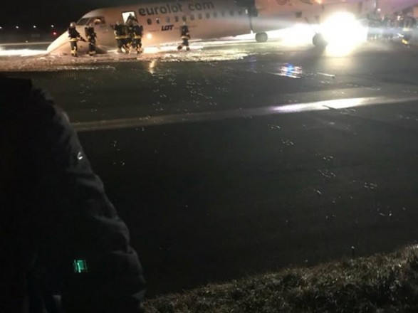 Опасная посадка в Варшаве: пассажирский самолет приземлился на брюхо