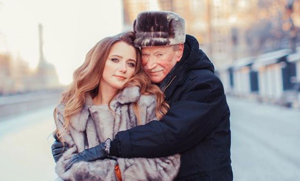 Молодую украинку поймали на измене 87-летнему народному артисту РФ