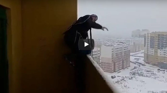 Росіянин стрибнув з балкона багатоповерхового будинку