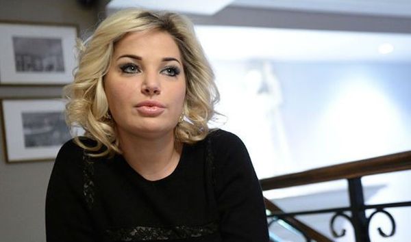 Сбежавшая в Киев российская певица возмутила откровенной позой на ТВ