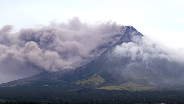 На Филиппинах из-за угрозы извержения вулкана расширили зону эвакуации 