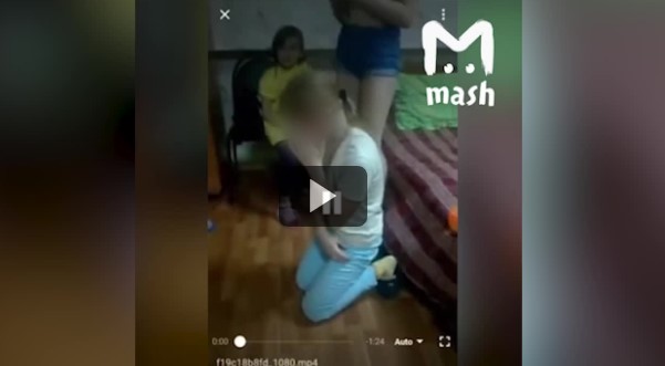 В России три девочки поставили четвертую на колени и избили из-за голой фотосессии