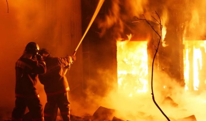Ловили детей как мячи: невероятное спасение из горящего дома попало на видео